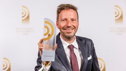 Thorsten Schorn von 1Live mit dem Preis als "Bester Moderator". © NDR Foto: Morris Mac Matzen