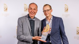 Michael Kothes und Adrian Winkler von WDR 3 mit dem Radiopreis für das "Beste Interview". © NDR Foto: Morris Mac Matzen