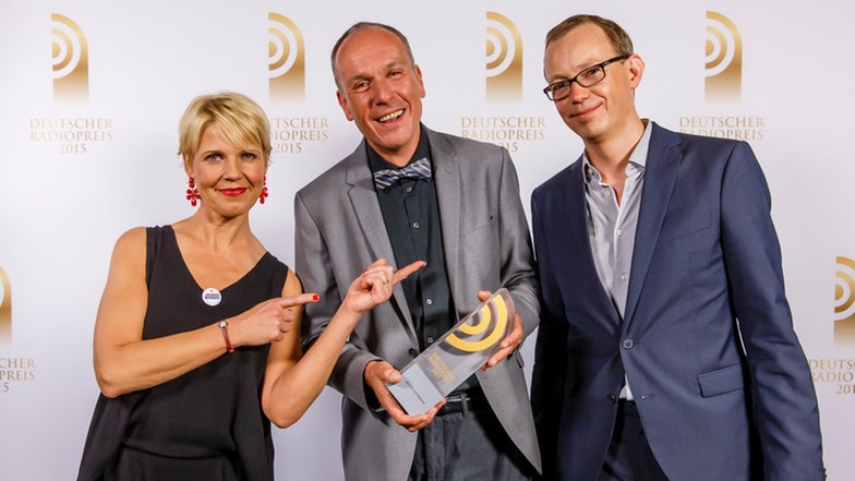 Michael Kothes und Adrian Winkler von WDR 3 mit Laudatorin Cordula Stratmann und dem Radiopreis für das "Beste Interview". Michael Kothes und Adrian Winkler von WDR 3 mit Laudatorin Cordula Stratmann und dem Radiopreis für das "Beste Interview". © NDR Foto: Morris Mac Matzen