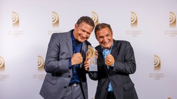Die Preisträger Stefan Schwabeneder und Stefan Kreutzer freuen sich über ihren Radiopreis für die "Beste Sendung". © NDR Foto: Morris Mac Matzen,