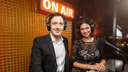 Horst Hoof und Elke Wiswedel kommentieren die Show für die Radioprogramme. Horst Hoof und Elke Wiswedel kommentieren die Show für die Radioprogramme. © NDR Foto: Morris Mac Matzen: