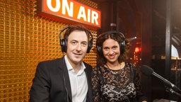 Horst Hoof und Elke Wiswedel kommentieren die Show für die Radioprogramme. © NDR Foto: Morris Mac Matzen: