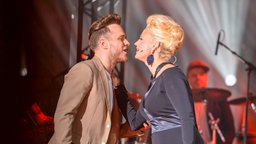 Olly Murs und Barbara Schöneberger beim Radiopreis. © NDR Foto: Benjamin Hüllenkremer