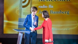 Sandra Maischberger gratuliert Julia Bamberg von ffn zum Radiopreis für die beste Newcomerin.  © NDR Foto: Benjamin Hüllenkremer