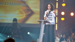 Siham El-Maimouni freut sich über den Preis als "Beste Moderatorin". © NDR Foto: Benjamin Hüllenkremer