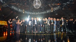 Gruppenfoto zum Abschluss der Radiopreis-Gala 2015. © NDR Foto: Benjamin Hüllenkremer