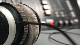 Radiostudio mit Kopfhörern im Vordergrund © Michael Schmidt-Ott - Fotolia 