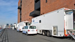 LKW des NDR Fernsehen stehen vor der Elbphilharmonie © NDR / Janine Kühl Foto: Janine Kühl