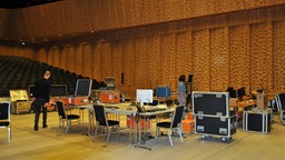 Tische mit Computern im kleine Saal der Elbphilharmonie © NDR / Janine Kühl Foto: Janine Kühl