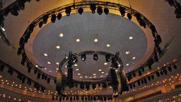 Licht- und Beschallungstechnik unter der Decke im großen Saal der Elbphilharmonie © NDR / Janine Kühl Foto: Janine Kühl