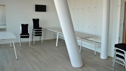 Blick in einen Raum mit Tischen und Stühlen in der Elbphilharmonie © NDR / Janine Kühl Foto: Janine Kühl