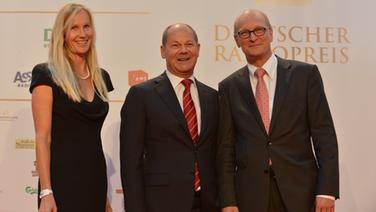 Ina Tenz (Programmdirektion radio ffn) und Joachim Knuth (Programmdirektor Hörfunk NDR) begrüßen Hamburgs Ersten Bürgermeister Olaf Scholz auf dem Roten Teppich. © Marco Maas 