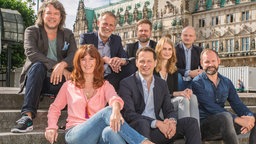 Oben, v.l.: Marzel Becker (Radio Hamburg), Torsten Engel (NDR 2), Norbert Grundei (N-JOY), Christian Gilly (HAMBURG ZWEI); Unten: v.l.: Maren Bockholdt (alsterradio rock'n pop), Ralph Eichmann (NDR 90,3), Anna-Lena Ehle (Radio ENERGY), Hannes Erdmann (917XFM) © Hamburger Radiobündnis gegen Fremdenhass 