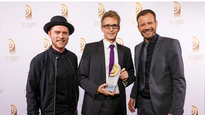 Laudator Johannes Oerding hat den Preis für die "Beste Innovation" an Matthias Ulrich und Johannes Ott von Radio Gong 96.3 München überreicht. Laudator Johannes Oerding hat den Preis für die "Beste Innovation" an Matthias Ulrich und Johannes Ott von Radio Gong 96.3 München überreicht. © Deutscher Radiopreis/Moris Mac Matzen Foto: Moris Mac Matzen