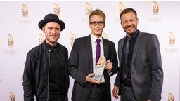 Laudator Johannes Oerding mit Matthias Ulrich und Johannes Ott von Radio Gong 96.3 München  © Deutscher Radiopreis/Moris Mac Matzen Foto: Moris Mac Matzen