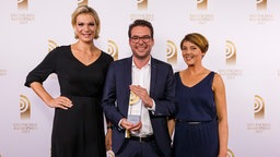 Laudatorin Maria Höfl-Riesch hat den Preis für die "Beste Programmaktion" an Philipp Goewe und Melanie Fuchs von N-JOY (NDR) überreicht. © Deutscher Radiopreis/Moris Mac Matzen Foto: Moris Mac Matzen