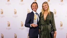 Laudatorin Toni Garrn hat den Preis für den "Besten Moderator" an Wolfgang Leikermoser von ANTENNE BAYERN überreicht. © Deutscher Radiopreis/Moris Mac Matzen Foto: Moris Mac Matzen