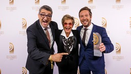 Laudatorin Gloria von Thurn und Taxis hat den Preis für die "Beste Comedy" an Boris Meinzer (l.) und Dirk Haberkorn von HIT RADIO FFH überreicht. © Deutscher Radiopreis/Moris Mac Matzen Foto: Moris Mac Matzen