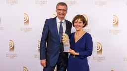 Laudator Günther Jauch hat den Preis für die "Beste Reportage" an Susann Krieger von MDR KULTUR überreicht. © Deutscher Radiopreis/Moris Mac Matzen Foto: Moris Mac Matzen