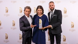 Laudator Peter Maffay hat den Preis für die "Beste Sendung" Alina Faltermayr von radioeins (rbb) und Herrn von Keil überreicht. © Deutscher Radiopreis/Moris Mac Matzen Foto: Moris Mac Matzen