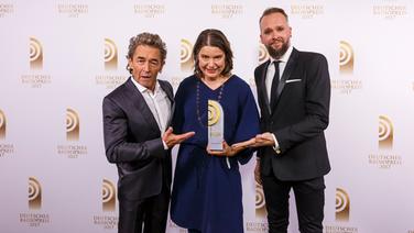 Laudator Peter Maffay hat den Preis für die "Beste Sendung" Alina Faltermayr von radioeins (rbb) und Herrn von Keil überreicht. © Deutscher Radiopreis/Moris Mac Matzen Foto: Moris Mac Matzen