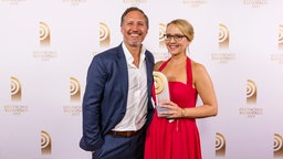 Laudator Benno Fürmann hat den Preis für den "Besten Newcomer" an Henriette Fee Grützner von RADIO PSR überreicht. © Deutscher Radiopreis/Moris Mac Matzen Foto: Moris Mac Matzen