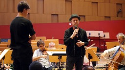 Wincent Weiss, Johannes Oerding und Musiker der NDR Radiophilharmonie © NDR / Amrei Flechsig Foto: Amrei Flechsig