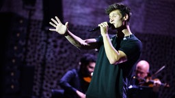 Wincent Weiss singt bei der Radiopreis-Gala in der Elbphilharmonie in Hamburg. © Deutscher Radiopreis Foto: Benjamin Hüllenkremer