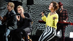 Peter Maffay performt gemeinsam mit Jennifer Weist den Song "Leuchtturm". © Deutscher Radiopreis Foto: Philipp Szyza