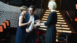 Melanie Fuchs und Philipp Goewe von N-JOY (NDR) mit Laudatorin Maria Höfl-Riesch © Deutscher Radiopreis Foto: Benjamin Hüllenkremer