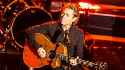 Peter Maffay beeindruckt das Publikum in der Elbphilharmonie auch mit leisen Tönen. © Deutscher Radiopreis Foto: Philipp Szyza