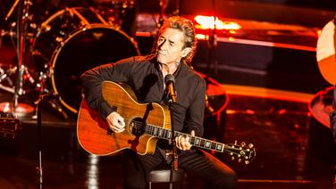 Peter Maffay beeindruckt das Publikum in der Elbphilharmonie auch mit leisen Tönen. © Deutscher Radiopreis Foto: Philipp Szyza