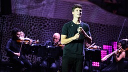 Wincent Weiss singt bei der Radiopreis-Gala in der Elbphilharmonie in Hamburg. © Deutscher Radiopreis Foto: Benjamin Hüllenkremer