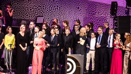 Großes Finale mit allen Künstlern und Preisträgern, die gemeinsam "Thank You For The Music" singen © Deutscher Radiopreis Foto: Philipp Szyza