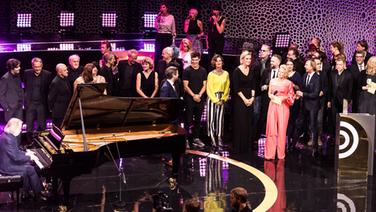 Großes Finale mit allen Künstlern und Preisträgern, die gemeinsam "Thank You For The Music" singen © Deutscher Radiopreis Foto: Philipp Szyza