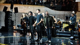 Johannes Oerding, Wincent Weis und Adel Tawil mit einem Ensemble der NDR Radiophilharmonie. © Deutscher Radiopreis Foto: Benjamin Hüllenkremer