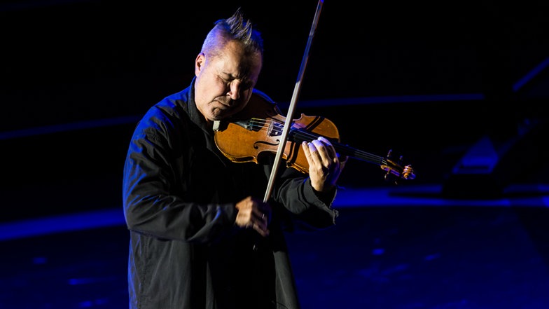 Star-Geiger Nigel Kennedy gewohnt lässig auf der Bühne. © Deutscher Radiopreis Foto: Philipp Szyza