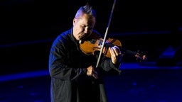 Star-Geiger Nigel Kennedy gewohnt lässig auf der Bühne. © Deutscher Radiopreis Foto: Philipp Szyza