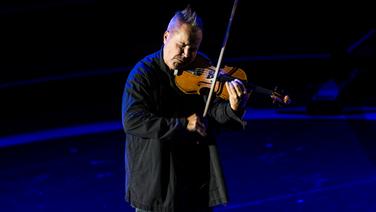 Star-Geiger Nigel Kennedy gewohnt lässig auf der Bühne. © Deutscher Radiopreis Foto: Philipp Szyza