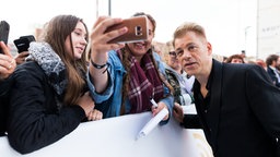 Comedian Michael Mittermeier vor der Elbphilharmonie in Hamburg © Deutscher Radiopreis Foto: Philipp Szyza