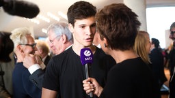 Musiker Wincent Weiss wird in der Elbphilharmonie in Hamburg interviewt. © Deutscher Radiopreis Foto: Philipp Szyza