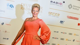 Moderatorin Barbara Schöneberger führt durch die Radiopreis-Gala in der Elbphilharmonie in Hamburg. © NDR Foto: Benjamin Hüllenkremer