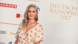 Die britische Musikerin Anne-Marie in der Elbphilharmonie in Hamburg. © NDR Foto: Benjamin Hüllenkremer