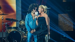 Rocksänger Lenny Kravitz und Schauspielerin Barbara Schöneberger beim Deutschen Radiopreis. © Deutscher Radiopreis / Benjamin Hüllenkremer Foto: Benjamin Hüllenkremer