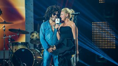 Rocksänger Lenny Kravitz und Schauspielerin Barbara Schöneberger beim Deutschen Radiopreis. © Deutscher Radiopreis / Benjamin Hüllenkremer Foto: Benjamin Hüllenkremer