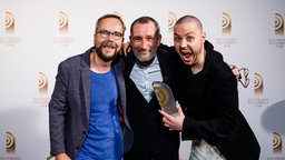 Gewinner in der Kategorie Beste Comedy - Dietmar Simon und Buddy Ogün von Radio Hamburg mit Laudator Heikko Deutschmann (m.) © Deutscher Radiopreis / Morris Mac Matzen Foto: Morris Mac Matzen