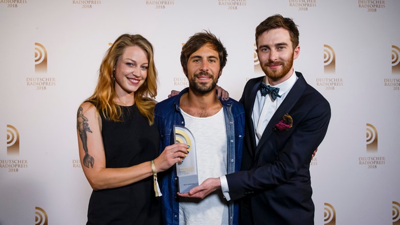 Patrizia Schlosser und Tim Kehl von FluxFM mit Laudator Max Giesinger. Patrizia Schlosser und Tim Kehl von FluxFM mit Laudator Max Giesinger. © Deutscher Radiopreis / Morris Mac Matzen Foto: Morris Mac Matzen
