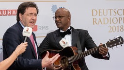 NDR Programmdirektor Fernsehen Frank Beckmann (m.) mit den Moderatoren Elke Wiswedel und Yared Dibaba beim Deutschen Radiopreis 2018. © Deutscher Radiopreis / Benjamin Hüllenkremer Foto: Benjamin Hüllenkremer