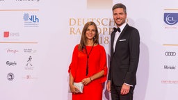 Ingo Zamperoni mit Julia-Niharika Sen beim Deutschen Radiopreis 2018. © Deutscher Radiopreis / Benjamin Hüllenkremer Foto: Benjamin Hüllencremer