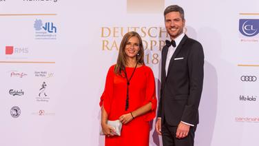 Ingo Zamperoni mit Julia-Niharika Sen beim Deutschen Radiopreis 2018. © Deutscher Radiopreis / Benjamin Hüllenkremer Foto: Benjamin Hüllencremer